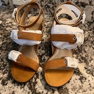 NEW Vionic Women's 8.5 Perk Carmel Block Heeled Strappy Sandal in Saddle